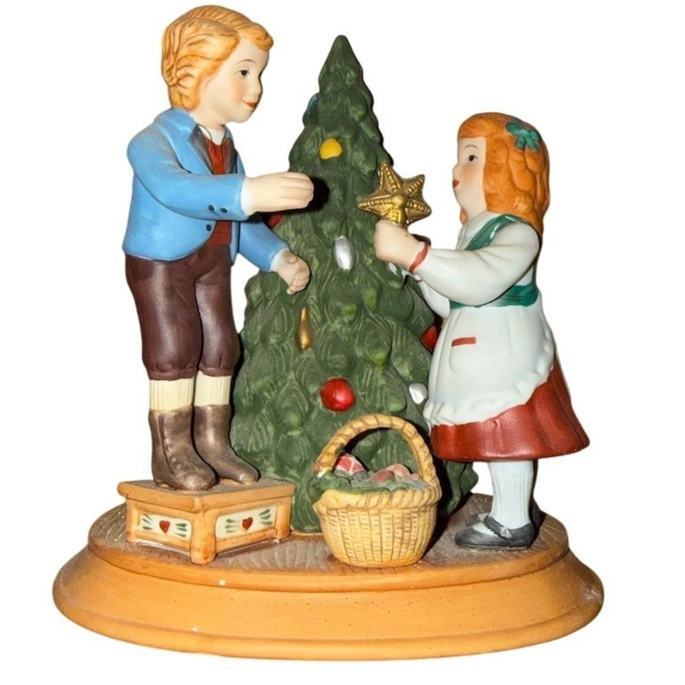 Avon Christmas Memories Keeping the Christmas Tradition Figurine 1982 6in